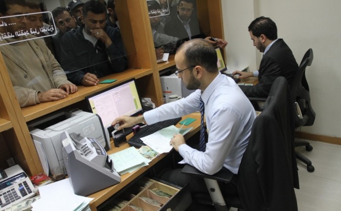 وكيل وزارة المالية يوسف الكيالي يعلن عن صرف دفعة مالية لموظفي غزة بنسبة 45% بحد أدنى 1200 شيقل، وحد أقصى 4500 شيقل.
