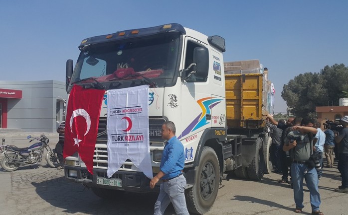 وصلت إلى قطاع غزة  الاثنين أولى شاحنات المساعدات الانسانية التركية عبر معبر كرم ابو سالم جنوب القطاع .