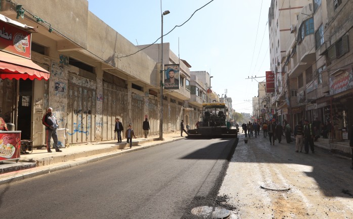 أعلنت بلدية غزة عن طرح مناقصتين جديدتين لتطوير شارع محمد يوسف النجار في حي النصر غرب المدينة، بمرحلتيه الأولى والثانية عبر وسائل الإعلام المختلفة.

وقال