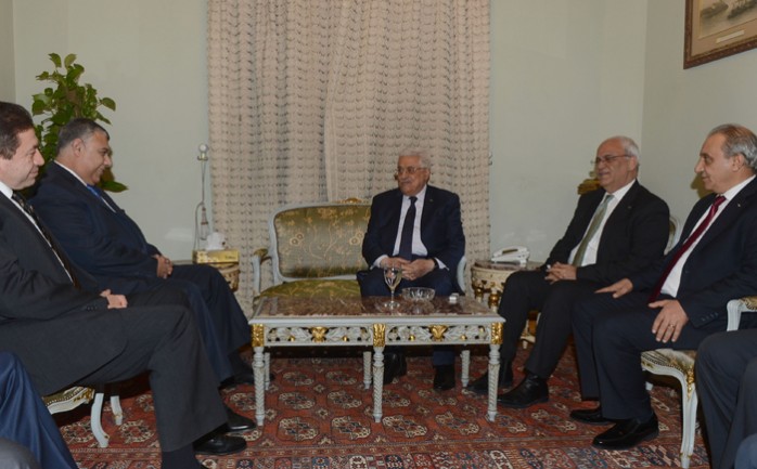 التقى الرئيس محمود عباس، في العاصمة المصرية القاهرة، رئيس جهاز المخابرات العامة المصرية الوزير خالد فوزي.