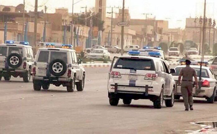 أوقفت الشرطة في العاصمة السعودية الرياض شاباً وفتاة، فيما تقوم بالبحث عن شاب آخر لقيامهم بمخالفات للآداب العامة عبر تجولهما على دراجة نارية بأحد الطرق العامة شمالي العاصمة.

وأوضح الناطق الإع