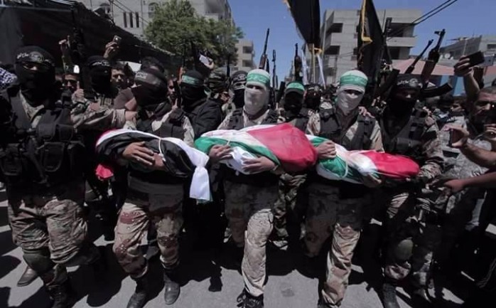 شارك مئات المواطنين بمدينة غزة اليوم السبت، في تشييع جثامين الأطفال الثلاثة لعائلة أبو هندي، اللذين لقوا حتفهم حرقاً الليلة الماضية.