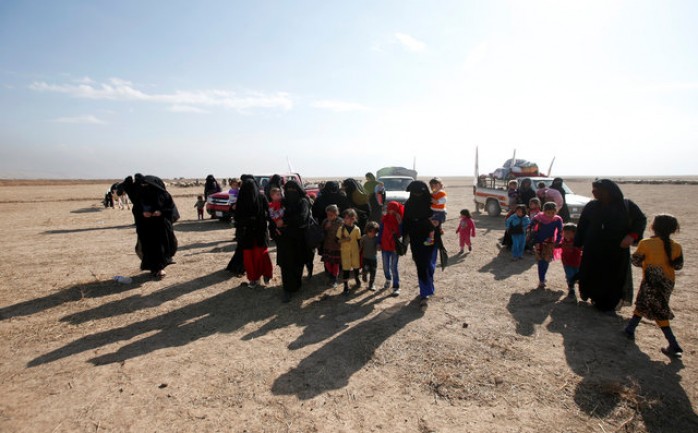 لا تزال عشرات العائلات تنزح من مدينة الموصل، هرباً من تنظيم&quot; داعش&quot; وعمليات انتقام متوقعة لميليشيات الحشد الشعبي.

فيما انتظر الآلاف من النازحين دخول م