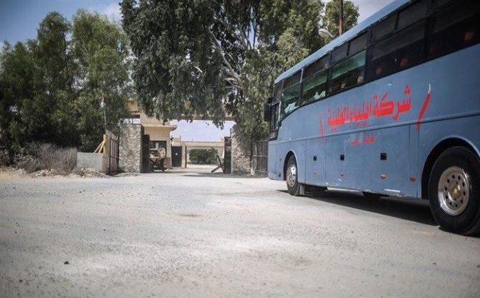 غادرت 3 حافلات عبر معبر رفح البري في رابع أيام فتحه بشكل استثنائي أمام حركة المسافرين من وإلى قطاع غزة، ضمن كشوفات الطلاب المسجلين للسفر.

وأوضحت هيئة المعابر في تصريح مقتضب صباح اليوم الخم