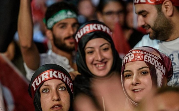 قررت تركيا جعل الـخامس عشر من يوليو عطلة وطنية في البلاد، تخليدا لتضحية الناس بأرواحهم لأجل إحباط محاولة الانقلاب على الحكومة.

وقال الرئيس التركي، رجب طيب أردوغان، في مؤتمر صحافي عق