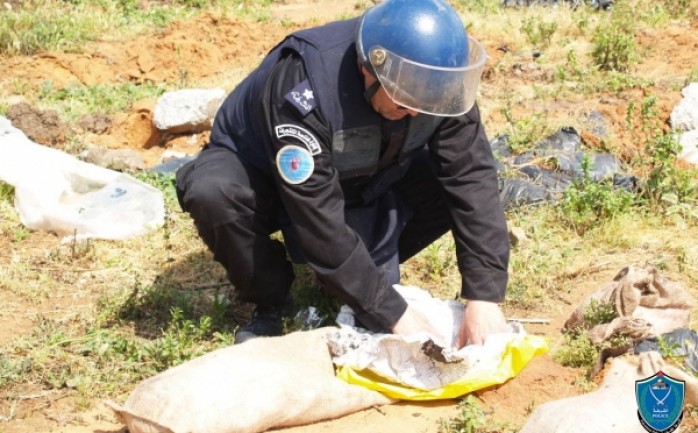 الشرطة الفلسطينية تتلف جسمًا مشبوهًا تم العثور عليه بالقرب من المنطقة الصناعية في مدينة جنين.
