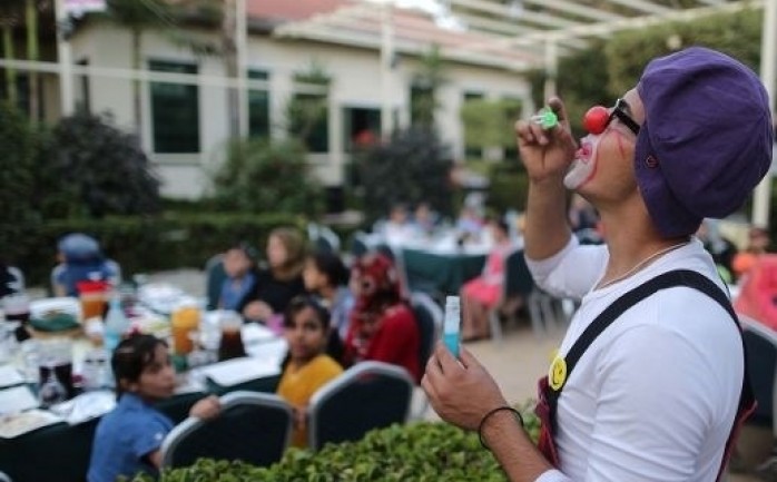 نظم بنك فلسطين سلسلة من الإفطارات الرمضانية على شرف مئات الأطفال الأيتام في عدد من محافظات الضفة والقطاع.

وتم تنظيم ثلاثة إفطارات رمضانية بمشاركة الأيتام في قطاع غزة، والتي توزعت على منطقة