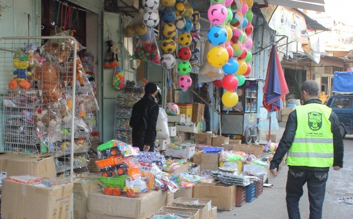 دعت بلدية غزة أصحاب المحلات التجارية والبسطات العشوائية إلى ضرورة المحافظة على النظام العام وعدم إغلاق الأرصفة والشوارع العامة في المدينة .

وقالت البلد
