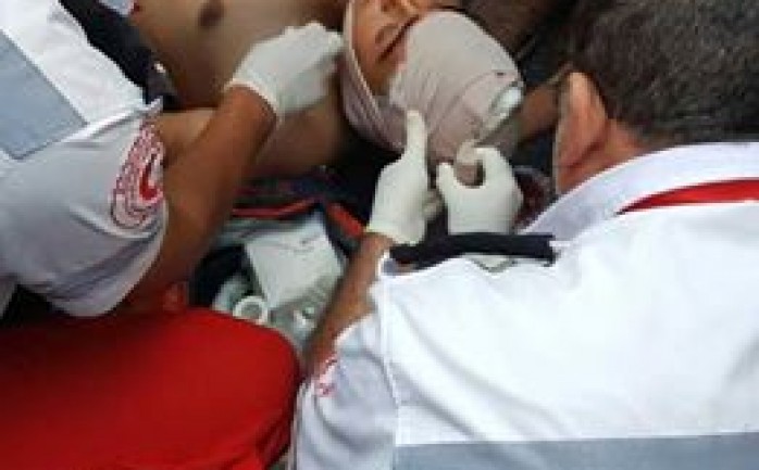 اصيب مواطن صباح الأحد بجراح خطيرة في الرأس بعد تعرضة للطعن في سوق بلدة عبسان الكبيرة شرقي مدينة خانيونس جنوب قطاع غزة.

وقال الصحفي مثنى النجار :"