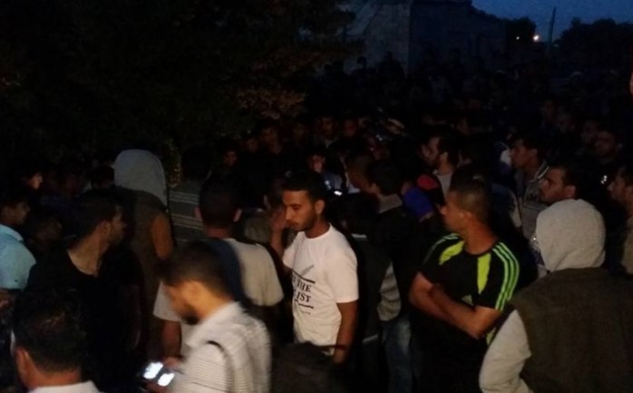 العديد من الفلسطينيين يشاركون في تشييع جثمان الشهيدة زينة العمور التي قضت مساء الخميس جراء القصف المدفعي شرق خانيونس.