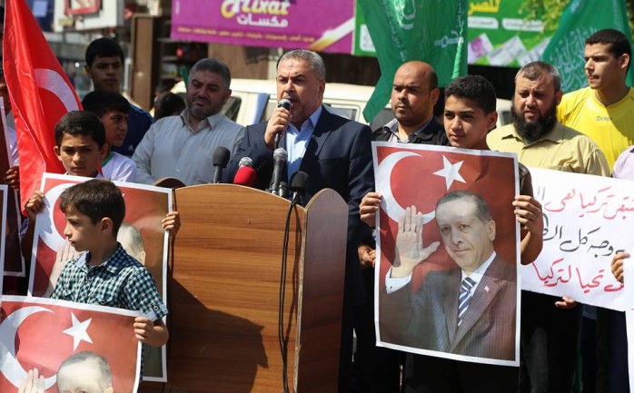 شارك العشرات من المؤيدين للرئيس التركي رجب طيب أردوغان في غزة بمسيرات حاشدة صباح السبت، في أنحاء متفرقة من قطاع غزة للاحتفال بفشل الانقلاب العسكري ضد أردوغان.

ورفع المتظاهرون خلال خروجهم ا