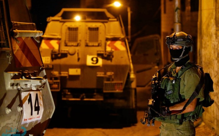 اعتقلت قوات الاحتلال الإسرائيلي اليوم الاثنين، مواطنا، واستولت على مصاغ ذهبي في الخليل، جنوب الضفة الغربية.