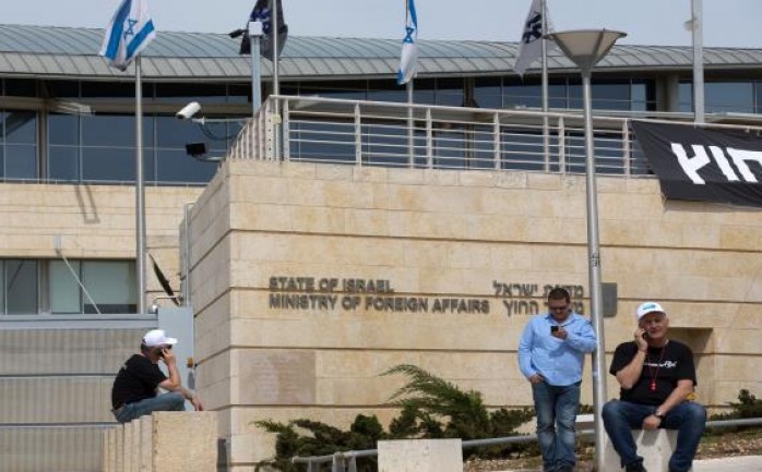 استدعت وزارة الخارجية الإسرائيلية اليوم الأحد، سفراء عشر دول لديها لتأنيبهم؛ بعد تبني مجلس الأمن قرارًا يطالب بوقف بناء المستوطنات.

وقالت وكالة &quot;رويترز&quot; إن الخارجية الإسرائيلية است
