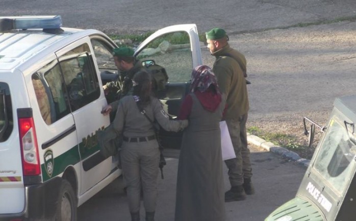 اعتقل جنود الاحتلال الإسرائيلي بعد ظهر السبت، شابة فلسطينية أثناء مروها على معبر قلنديا شمال مدينة القدس المحتلة.

ونقلت الإذاعة الإسرائيلية عن جيش الاحتلال زعم