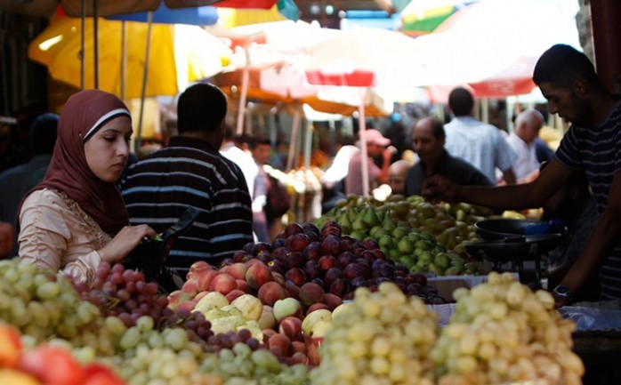 قال جهاز الإحصاء الفلسطيني صباح الخميس، إنه للمرة الأولى منذ العام 2004 يسجل الرقم القياسي لأسعار المستهلك في فلسطين انخفاضاً مقداره 0.22% خلال العام 2016 مقارنة مع العام 2015.