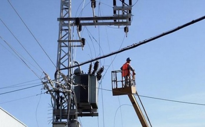 أكدت شركة توزيع الكهرباء صباح الخميس, أن وضع الكهرباء في قطاع غزة معرض للتشويش والإرباك على الجداول المعمول بها، نظراً لتعطل الخطوط المصرية منذ الأمس، والطلب المتزايد على الكهرباء نتيجة برودة