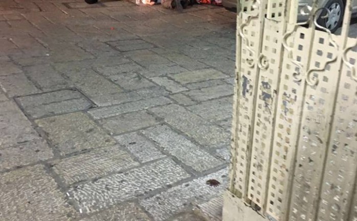 أصيب مستوطن إسرائيلي بجروح وصفت بالخطيرة مساء الاثنين، إثر عملية طعن قرب باب الأسباط في مدينة القدس المحتلة.