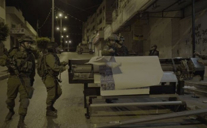 اقتحمت قوات الاحتلال الإسرائيلي،الأحد، مطبعة دوزان، واستولت على أجهزة الحاسوب في بلدة بيت أمر شمال الخليل بالضفة الغربية.

