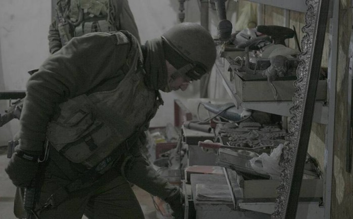 شنت قوات الاحتلال الإسرائيلي الليلة الماضية، حملة مداهمات واسعة في قرية بيت لقيا الواقعة في رام الله، فيما زعمت ضبط ورشة لتصنيع الأسلحة.

