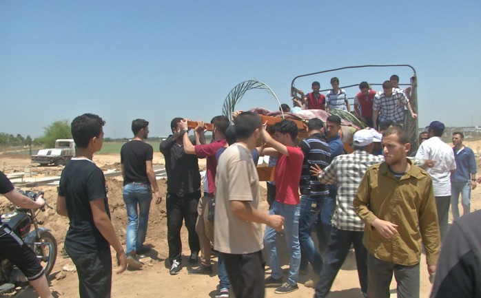 عشرات المواطنين من قطاع غزة يشيعون جثمان المواطنة شفا سالم التي عثر عليها مقتولة داخل شقتها غرب مدينة غزة.