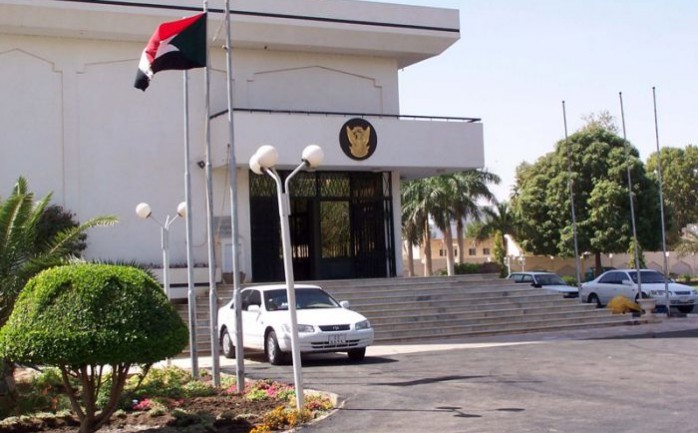 تواصل السلطات السودانية محاولاتها إجلاء العشرات من السودانيين العالقين في مدينة بنغازي شرق ليبيا، والتي تشهد قتالاً بين الجيش الليبي ومجموعات مسلحة متشددة.

وقال المتحدث باسم الخارجية السود