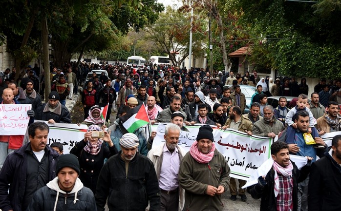 شارك العشرات من المزارعين والصيادين اليوم الثلاثاء، في مسيرة نظمها إتحاد لجان العمل الزراعي في قطاع غزة، للمطالبة بإنهاء الحصار الإسرائيلي المفروض على قطاع غزة منذ ما يزيد عن 10 سنوات.
