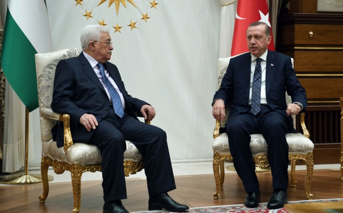 &nbsp;عقد الرئيس محمود عباس، مساء الإثنين، جلسة مباحثات ثنائية مع الرئيس التركي رجب طيب أردوغان، في القصر الجمهوري بالعاصمة التركية أنقرة.

وبحث الرئيسان آخر مستجدات الأوضاع في الأرض الفلسطين