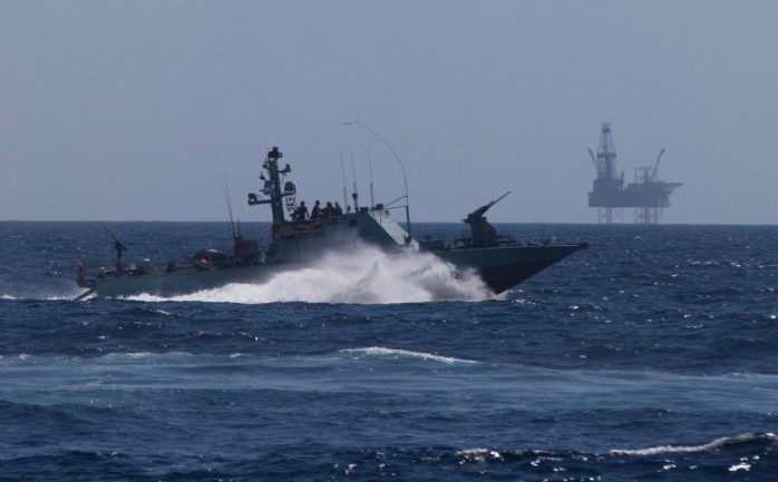 البحرية الإسرائيلية تعتقل صيادين فلسطينيين اثنين وصادرت مركبهم قبالة بحر بلدة بيت لاهيا شمال قطاع غزة.