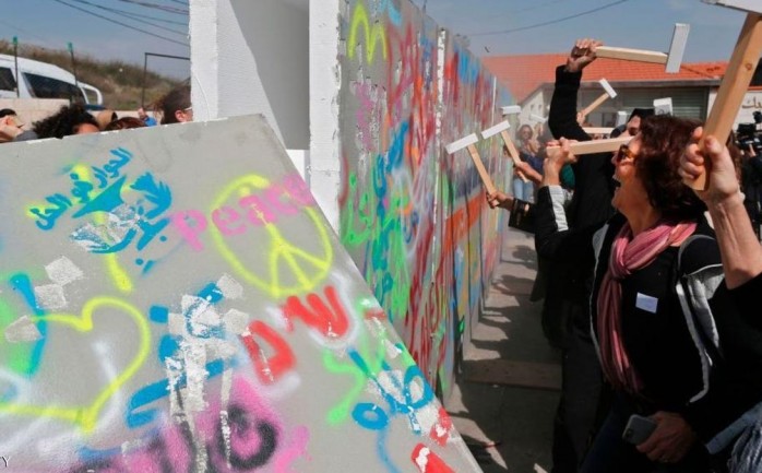 محاكاة لهدم الجدار الإسرائيلي والبحث عن السلام في المنطقة