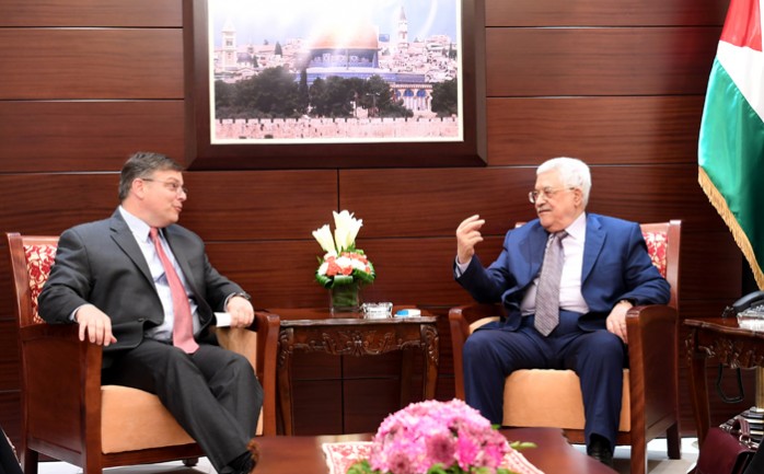 التقى الرئيس محمود عباس اليوم الأحد، بمقر الرئاسة في مدينة رام الله القنصل الأمريكي العام في مدينة القدس المحتلة "دونالد بلوم".

وبحسب وكالة وفا الرسم