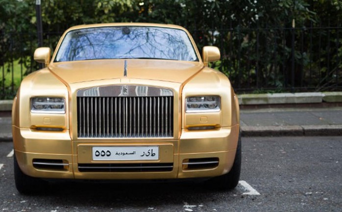 ظهر في العاصمة البريطانية، حافلات حمراء ذات الطابقين وسيارات أجرة سوداء وسيارة ذهبية لامعة، ويعتقد أن مالكها شاب سعودي.