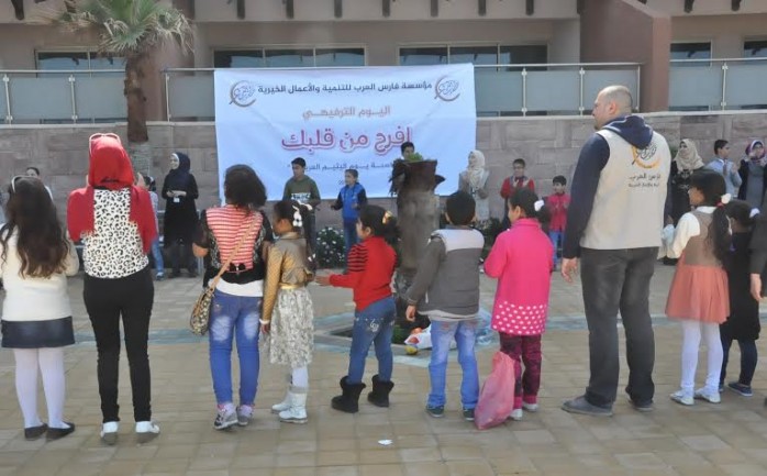 احتفلت مؤسسة فارس العرب لتنمية والأعمال الخيرية في مدينة غزة، اليوم الأحد، مع الأيتام المكفولين لديها بمناسبة يوم اليتيم العربي، ولذلك لتخفيف من الضغوطات النفسية التي يعاني منها الاطفال وخاصة