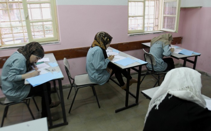 ناقشت لجنة التربية والقضايا الاجتماعية في غزة مقترحات لتقسيم ودمج بعض المباحث الدراسية في المرحلة الأساسية مقدمة من قبل لجنة المناهج المشتركة في وزارة التربية والتعليم في غزة والضفة الغربية.
