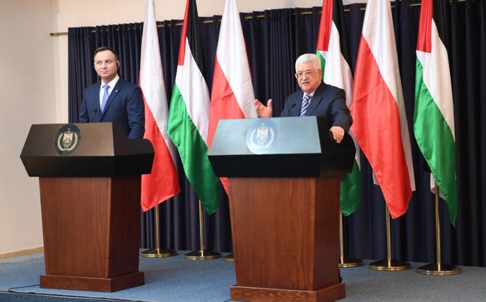 قال الرئيس محمود عباس،  إن هذا العام قد يكون الفرصة الأخيرة للحديث والعمل من أجل تطبيق حل الدولتين، مشددًا تمسكه بالسلام كخيار لا رجعة عنه.

وأكد الرئيس في