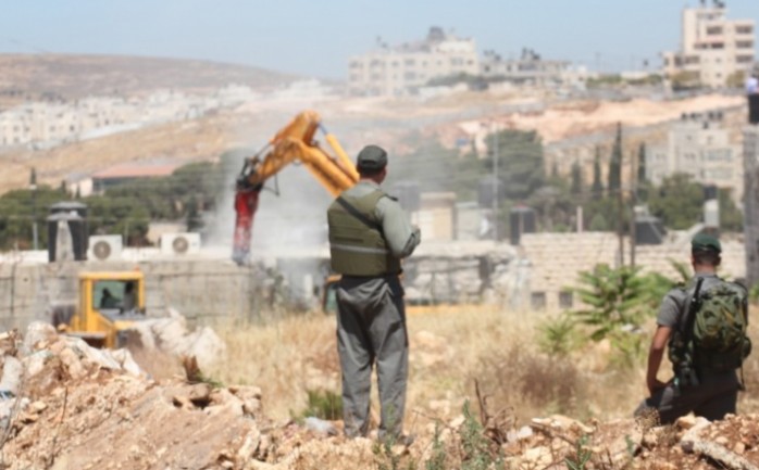 أخطرت قوات الاحتلال الإسرائيلي بهدم 8 منازل ووقف البناء في منزل تاسع في قرية الولجة غرب بيت لحم، بحجة عدم الترخيص.

