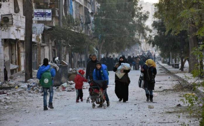 تواصل سيارات الإسعاف والحافلات عمليات الإجلاء من الأحياء الشرقية لمدينة حلب السورية، وذلك حسب مسؤولين في الأمم المتحدة .


