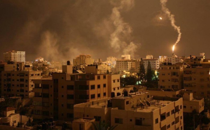 استهدفت مدفعية الاحتلال الإسرائيلي وطيران الاستطلاع فجر الثلاثاء، منزلين مدنيين وموقعًا عسكريًا شمال قطاع غزة دون إصابات.

وقال شهود عيان إن مدفعية الاحتلال أطلقت أربع قذائف في محيط منازل ا