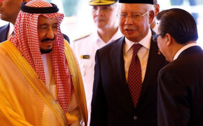 وصل خادم الحرمين الشريفين الملك سلمان بن عبدالعزيز إلى ماليزيا في زيارة رسمية.

وكان في استقبال خادم الحرمين الشريفين لدى وصوله مطار كوالالمبور الدولي رئيس الوز