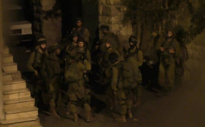 اعتقلت قوات الاحتلال الإسرائيلي، مساء الأحد، شابين من بلدة حوارة جنوب نابلس.

ونقلت الوكالة الرسمية &quot;وفا&quot; عن مصادر أمنية، بأن قوات الاحتلال اعتقلت الشابين ماجد محمد سعادة &quot;22 ع