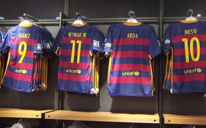 حصلت صحيفة "موندو ديبورتيفو" المقربة من أسوار نادي برشلونة الإسباني، على صورة للتصميم المتوقع لقميص الفريق خلال الموسم المقبل 2017 – 2018.

ويظهر في القميص الجديد استخدام اللون الكحلي إلى ج