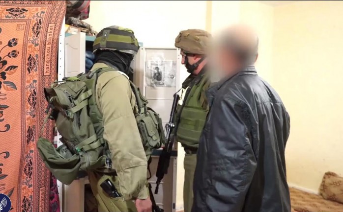 قوات الاحتلال الإسرائيلي خلال اعتقال أحد المواطنين بالخليل