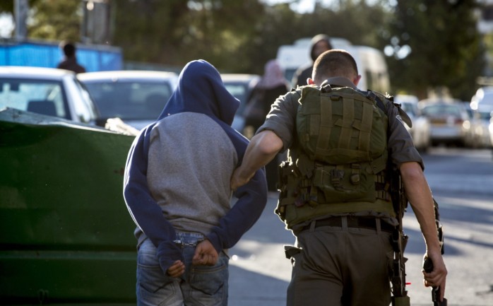 
اعتقلت قوات الاحتلال، ظهر الجمعة، شاباً فلسطينياً في منطقة باب العامود&nbsp; بذريعة حيازته سكين.

