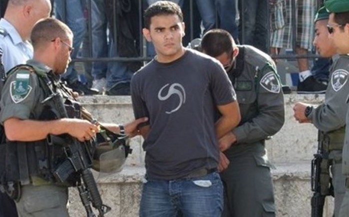 اعتقلت قوات الاحتلال الإسرائيلي، اليوم الثلاثاء، شابا بالقرب من الحرم الإبراهيمي بحجة حيازته سكينا.
وذكرت مصادر أمنية بأن قوات الاحتلال اعتقلت الشاب عمر الكركي (18 عاما) الذي يسكن بالقرب من 