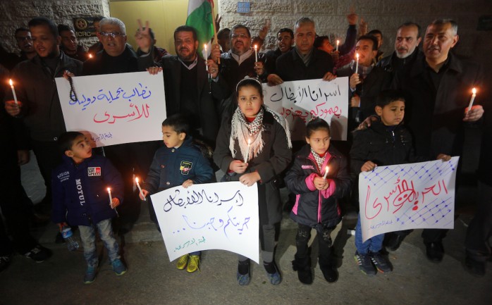 اعتصم عدد من المواطنين في قطاع غزة أمام مقر الصليب الأحمر حاملين الشموع تضامنًا مع الأسرى الفلسطينيين في سجون الاحتلال الإسرائيلي .


