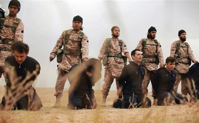 أعدم تنظيم "داعش" الإرهابي في مدينة الموصل بالعراق، اليوم الأحد، مجموعة من عناصره بتهمة "التخاذل والعمالة".

 ونقلت قناة السومرية، عن مصادر أمنية عراقية إن "عصابات داعش قامت بإعدام سبعة من 