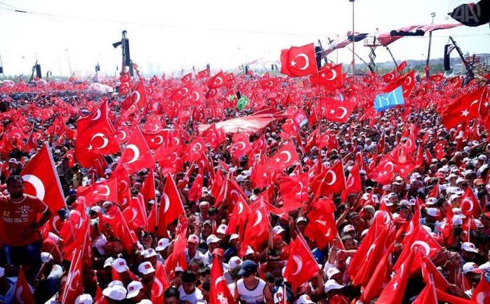 شارك عشرات الآلاف من الأشخاص في مدينة اسطنبول، أكبر مدن تركيا، في مظاهرة للتنديد بمحاولة الانقلاب الفاشلة التي وقعت منتصف الشهر الماضي.