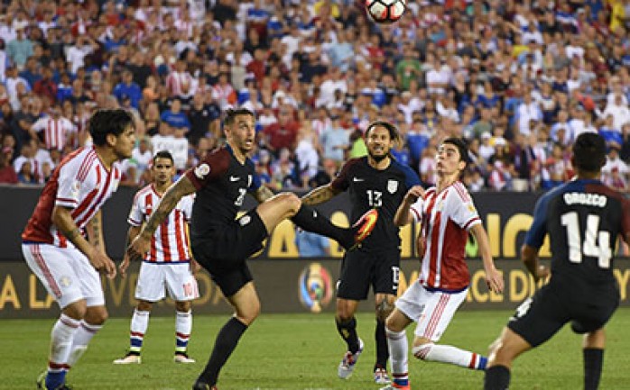 حسم المنتخب الأمريكي بطاقة التأهل للدور الثاني من كوبا أميركا، عقب فوزه الغالي على الباراغواي 1-0 ضمن منافسات الجولة الثالثة من المجموعة الأولى.

ويدين المنتخب الأمريكي بفوزه إلى لاعبه كلينت 