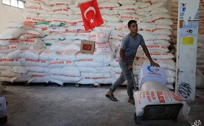 بدأت وزارة الشؤون الاجتماعية اليوم الثلاثاء، بتوزيع المساعدات التركية الإنسانية على 11 ألف أسرة فقيرة في قطاع غزة.

وتأتي تلك المساعدات اتباعاً على متن