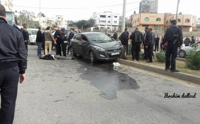 قتل مواطنان من عائلة أبو مدين بعد قيام مجهولين من إطلاق النار عليهم أثناء تواجدهم داخل سيارتهم.

وقال شهود عيان إن المواطن "عبد المالك أبو مدين45 عاماً و ش