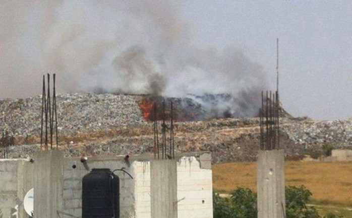 نشب حريق ضخم اليوم الثلاثاء، داخل مكب للنفايات شرق دير البلح وسط قطاع غزة.